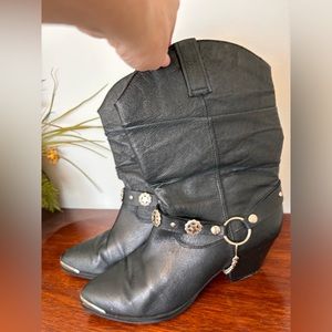Dingo Black leather OLIVIA boots size 9.5 GUC silver concho accents